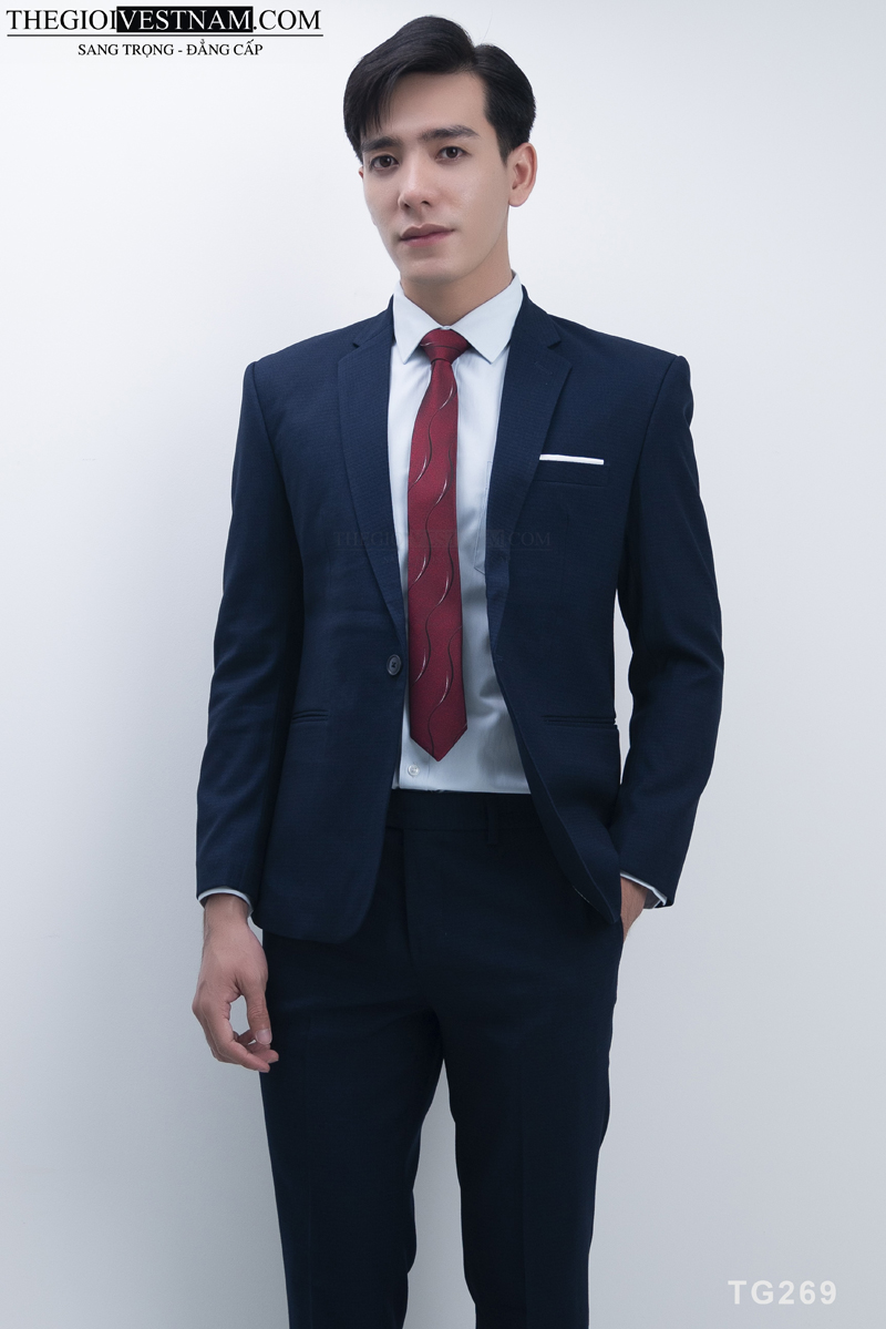 Cà vạt đẹp phối với áo sơ mi trắng